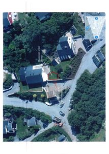 Flyfoto av et boligområde med overlagte tegninger og merknader om planlagte endringer.