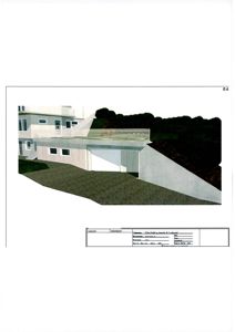 3D-visualisering av et planlagt hus med en moderne fasade og en bratt terrengside.