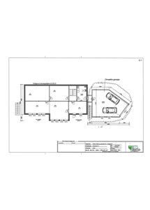 Etasjeplan som viser romfordeling, veggtykkelse, dører, vinduer og en tilhørende garasje.