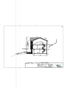 Snittegning som viser tverrsnittet av en bygning med tak, etasjer og trapp.