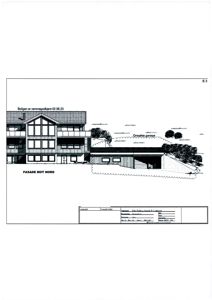 Fasadetegning av en bolig sett fra nord, med en garasje til venstre.