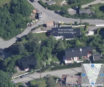 Luftfoto av et nabolag med en markert byggeplass og en innfelt tekst som forklarer planer for en ny garasje.