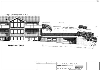 Fasadetegning av en bolig sett fra nord, inkludert garasje og terrengform.