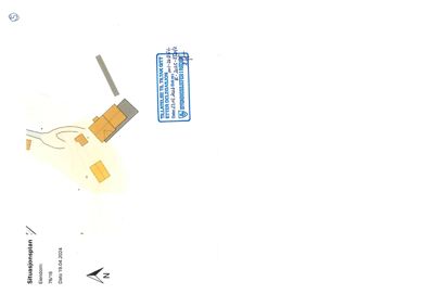 Situasjonsplan som viser bygningers plassering på tomt, med retningssymbol (N) og tillatelsetempel.