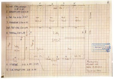 En håndskrevet etasjeplan (plantegning) som viser romfordeling, mål på vegger og vinduer, samt arealoppdelinger.