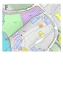 Situasjonsplan som viser eiendomsnummer, vegnett, og plassering av bygninger på et område.