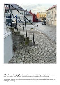 Fotografi av en trapp og gateutsikt i et byområde.