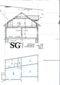Bildet viser en tegning med to deler: øverst et snitt av en bygning (kalt 'Tverrsnitt') og nederst et etasjeplan med romfordeling (soverom, kjøkken, gang).