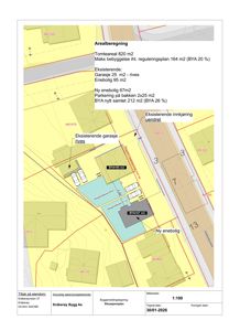 Situasjonsplan som viser tomtens areal, eksisterende og nybygde bebyggelse, parkering og innkjøring.