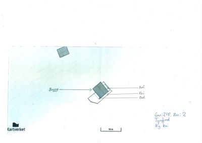 Situasjonsplan som viser en bygning (kai) i forhold til omgivelsene (brygge, vann), med Kartverket-logo og skala.