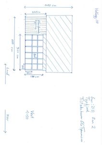 En håndtegnet etasjeplan (topplan) som viser romfordeling, dimensjoner og retning for en bygning.