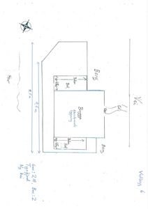 En håndtegnet etasjeplan som viser romfordeling (soverom, bod, stue) og mål for en bygning.