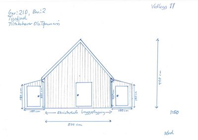 En håndtegnet fasadetegning som viser fronten på en bygning med mål, dører og skråninger.