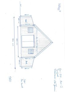 En håndtegnet fasadeopprikk (fra siden) av en bygning, med mål og notasjoner om vinduer og takform.