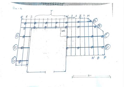 En håndtegnet etasjeplan (eller grunnplan) som viser romfordeling, vegger og romnummerering (A-P).