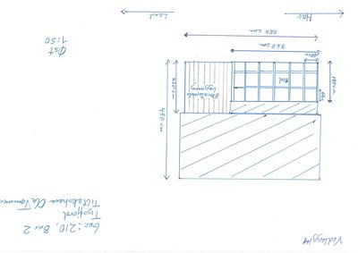 En håndtegnet etasjeplan (eller snittplan) som viser romfordeling, dimensjoner og retning (Land/Hav).