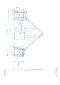 En håndtegnet etasjeplan (eller snittplan) som viser romfordeling, dimensjoner og orientering (Nord) for en bygning.