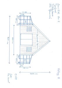 En håndtegnet oppriss (fasadetegning) av en bygning med mål og tekstbeskrivelser.