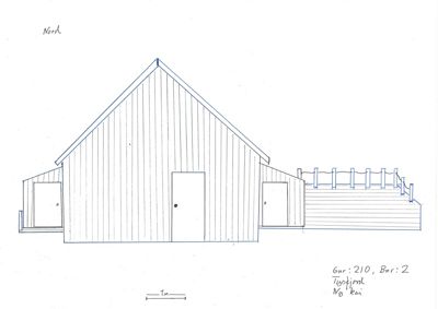 En håndtegnet fasadetegning som viser bygningens utseende fra nord, inkludert dører, vinduer og en terrasse med heis.