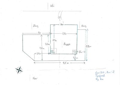 Situasjonsplan som viser tomtens form, grenser (vei, berg, hav), mål på tomten, plassering av bygning (Brugga) og tilkomst (sti).