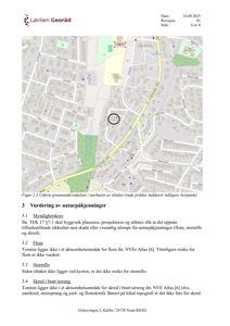 Et kart over et område med bygningsplasseringer, veier og naturpåkjenninger (f.eks. flom og skred), med en markert tomt.