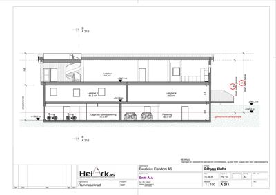 Snittegning (Snitt A-A) som viser bygningens tverrsnitt med høydemål, romfordeling og konstruksjonsdetaljer.