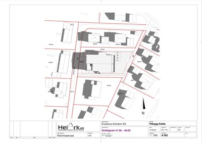 Situasjonsplan (soldiagram) som viser bygningens plassering i forhold til nabolaget, eiendomsgrenser og veier.