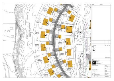 Situasjonsplan som viser tomtegrenser, høydemålerlinjer (konturlinjer), veier og plassering av bygninger i et område.