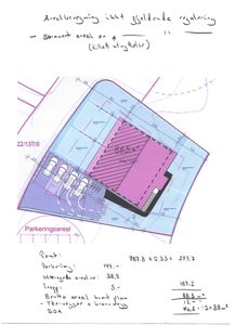Situasjonsplan som viser tomtens form, plassering av bygning (rosa), parkeringsareal (lilla), og dimensjoner.