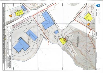 Situasjonsplan som viser tomtens beliggenhet, omgivende infrastruktur (veier), topografi og plassering av eksisterende og planlagte bygninger.
