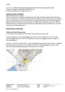 Situasjonsplan som viser bygningens plassering i forhold til sjø, veg og andre arealer.