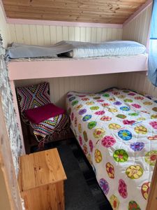 Fotografi av et soverom med en over-og under seng.