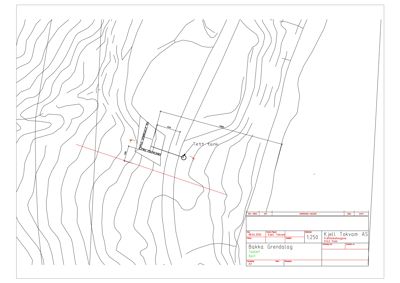 Situasjonsplan som viser bygningens plassering i forhold til terrenget (konturlinjer) og naboegenskapen 'Tett tank'.
