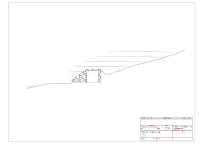 Tegning som viser fasadens oppriss med terrengforhold og en steinmur (knaus) i snitt.