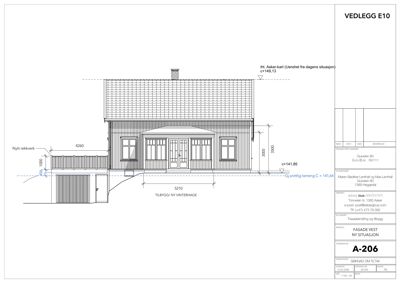 Fasadetegning av bygning sett fra vest, med mål og konstruksjonsdetaljer.