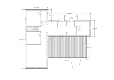 Etasjeplan med romfordeling, døråpninger, trapp og dimensjoner.