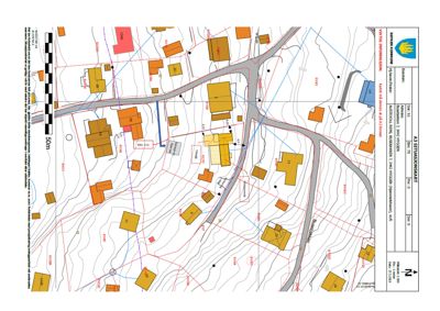 Situasjonsplan som viser tomtens beliggenhet i forhold til nabolag, veier og topografi.