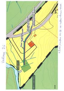 Situasjonsplan som viser tomtens form, topografi, veier og infrastruktur (vann, avløp, fiber).