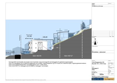 Tegning som viser et oppriss (fasade) av et nytt boligprosjekt i terrengprofil, med høydemål og nabobebyggelse.
