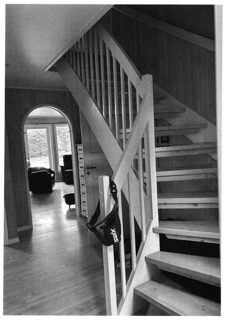 Fotografi av en trapp og etasje med innredning.