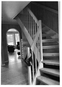 Fotografi av en trapp og etasje med innredning.