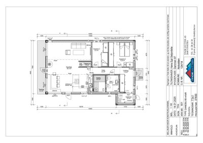 Etasjeplan (hovudplan) som viser romfordeling, dimensjoner og innredning for en hytte.
