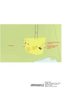 Situasjonsplan som viser plassering av bygninger og anlegg (samlertank, gråvannsanlegg) på tomten i forhold til omgivelsene.