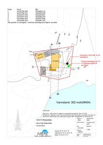 Situasjonsplan som viser tomtens form, grenser (med koordinater), vannstand, og plassering av bygninger i forhold til omgivelsene.