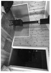 Fotografi av et interiør med en peis, gulv og vegger i trepanel.