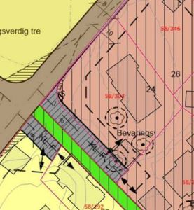 Situasjonsplan som viser tomtens grenser, naboeiendommer, bevaringsverdige tre, og bygningers plassering.