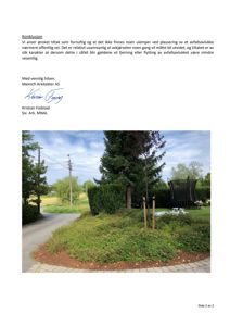 Fotografi av en utendørs scene med trær, busker og en hoppematto i bakgrunnen.