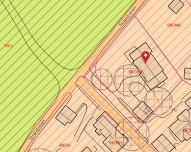 Situasjonsplan som viser tomt, bygninger, veier og eiendelsnummer.