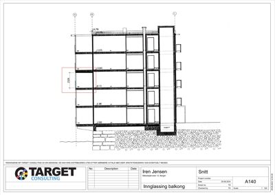 Snittegning som viser tverrsnitt gjennom en bygning med etasjer, balkonger og grunnmur.