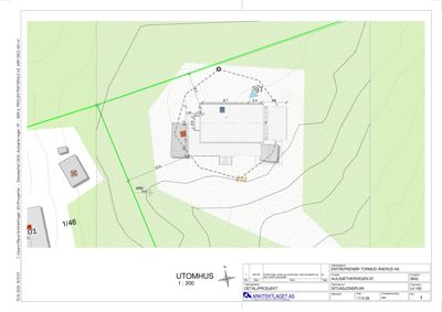 Situasjonsplan som viser bygningens plassering på tomten, omgivelser, veier og topografi.